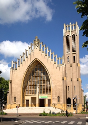 Visite guidée et concert dans une église aux vitraux représentant l'entrée au ciel de Jeanne d'Arc - Journées du Patrimoine 2022